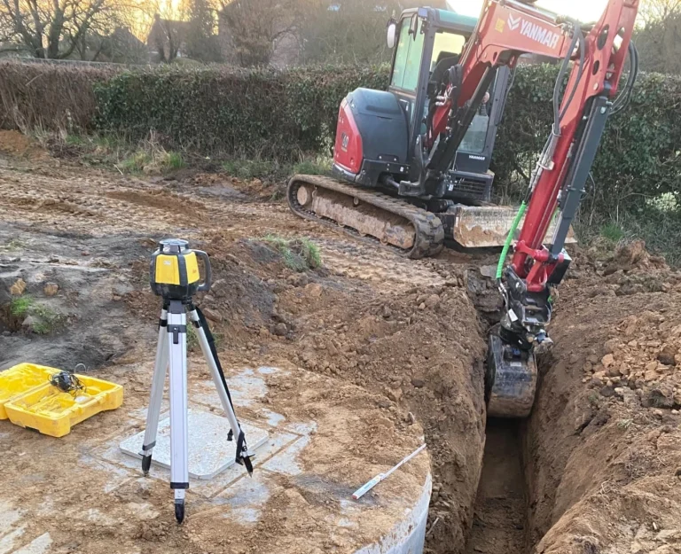 Chantier LADCO : terrassement, creusement de tranchée et installation d’une cuve, réalisés avec mini-pelle et contrôle laser pour une précision parfaite.